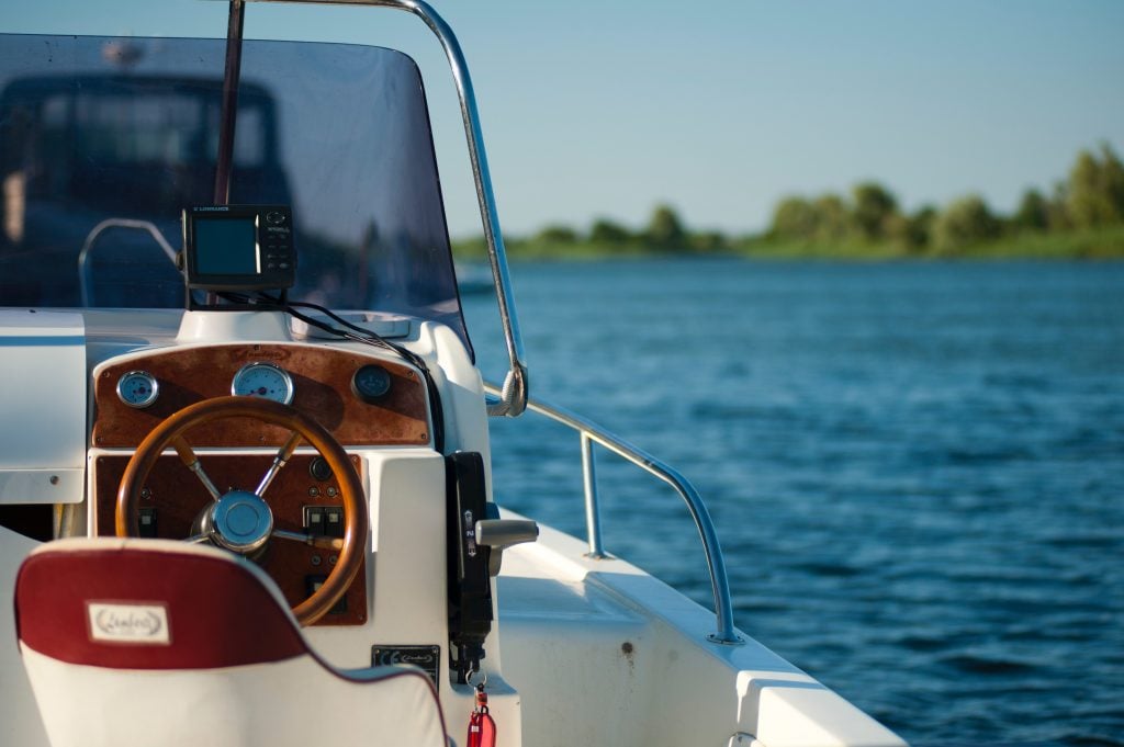 white and brown boat 1007836